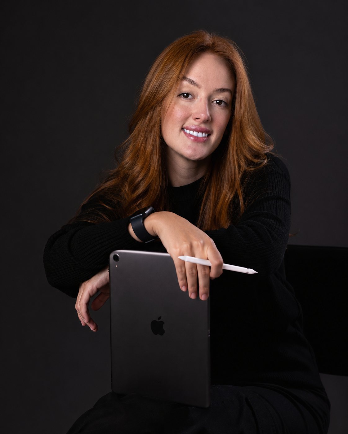 Carolina Lamarão sorrindo com o iPad