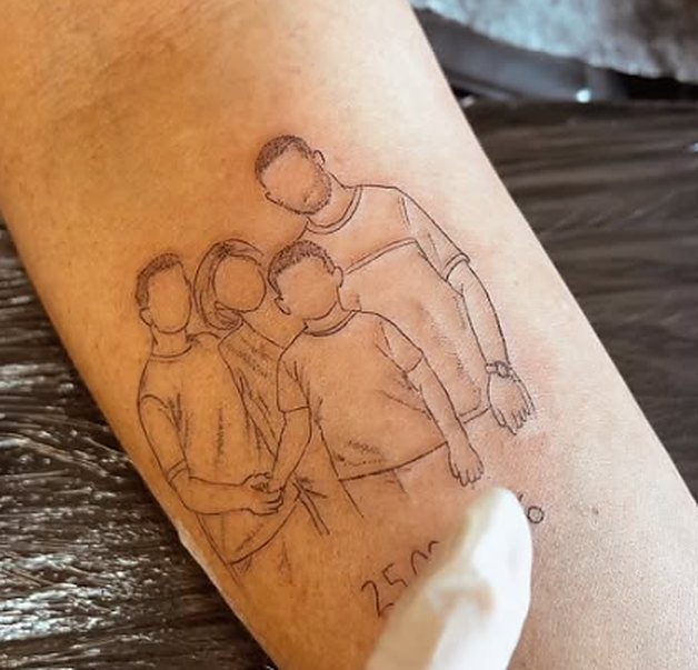 Retrato de família em fineline no antebraço