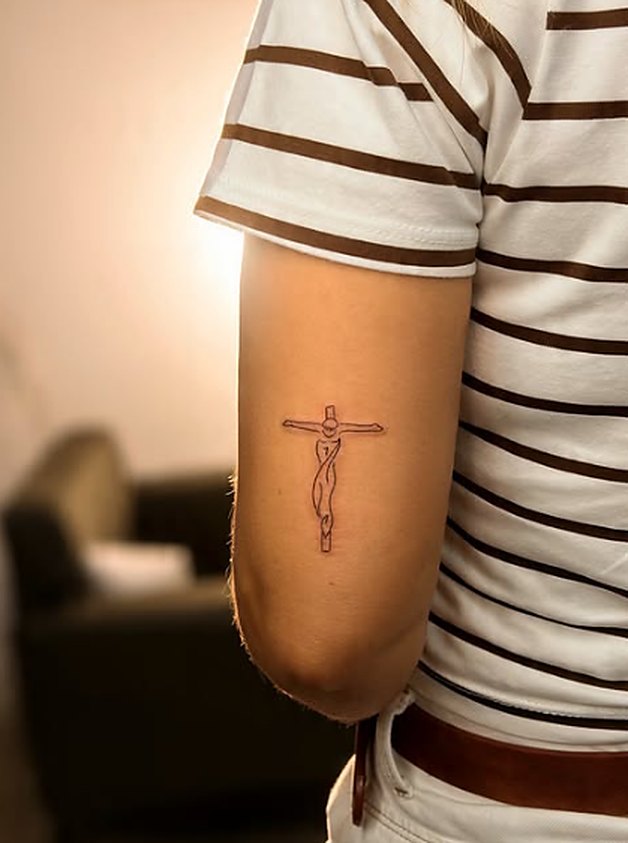 Crucifixo em fineline no braço