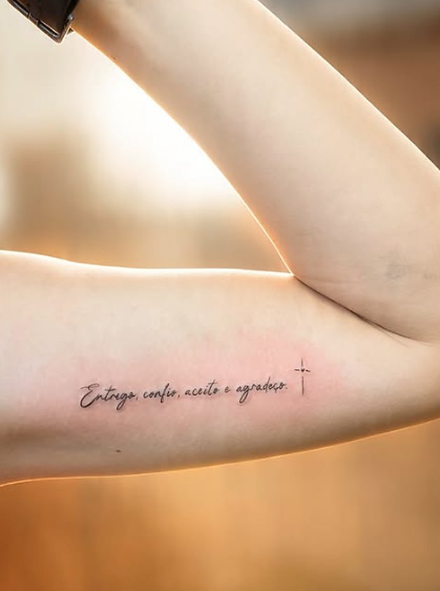 Frase Entrega, confia, aceita e agradece com cruz