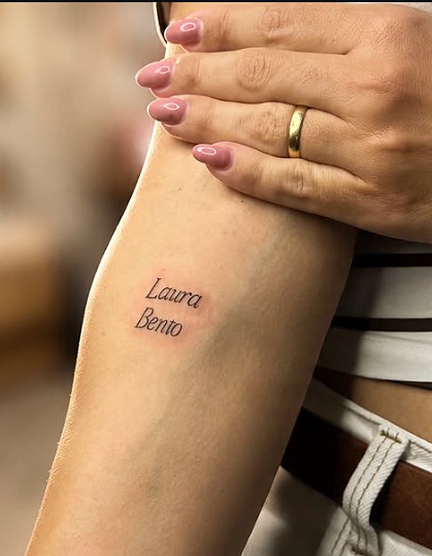 Nome Laura Bento em lettering fino
