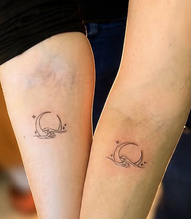 Tatuagens de dupla com lua em fineline
