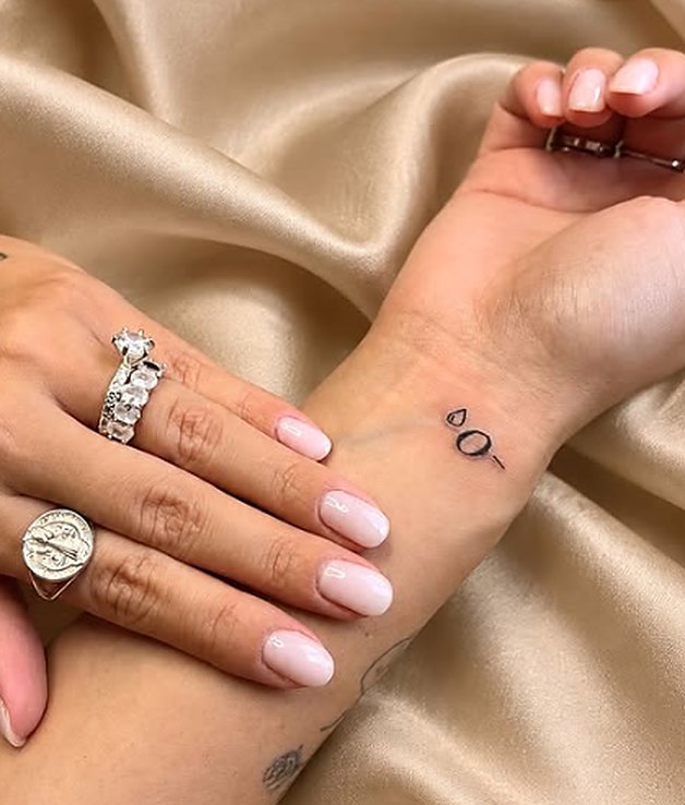 Tatuagem minimalista no pulso