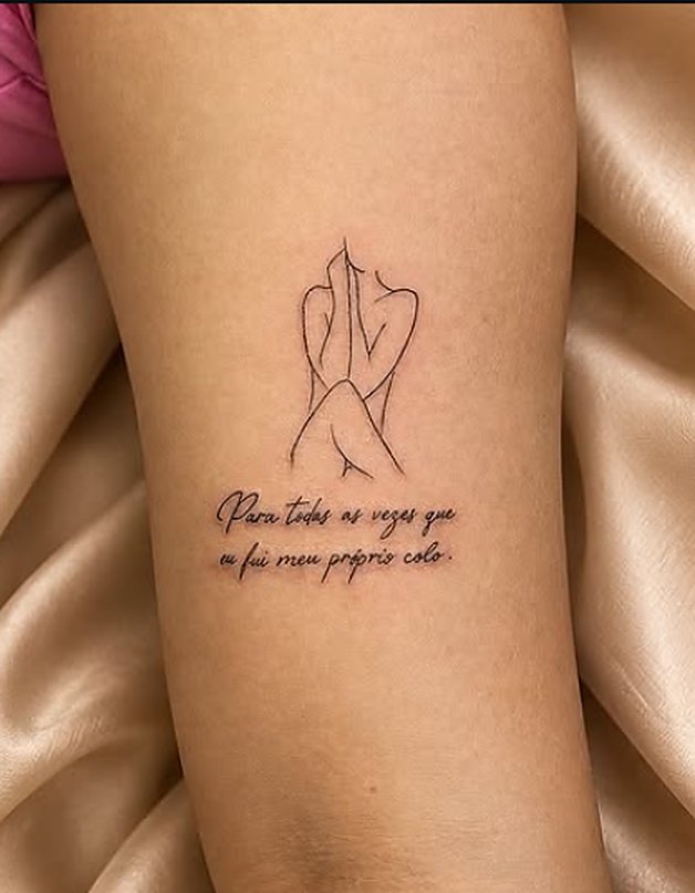 Tatuagem fineline de figura feminina abraçando os joelhos com frase