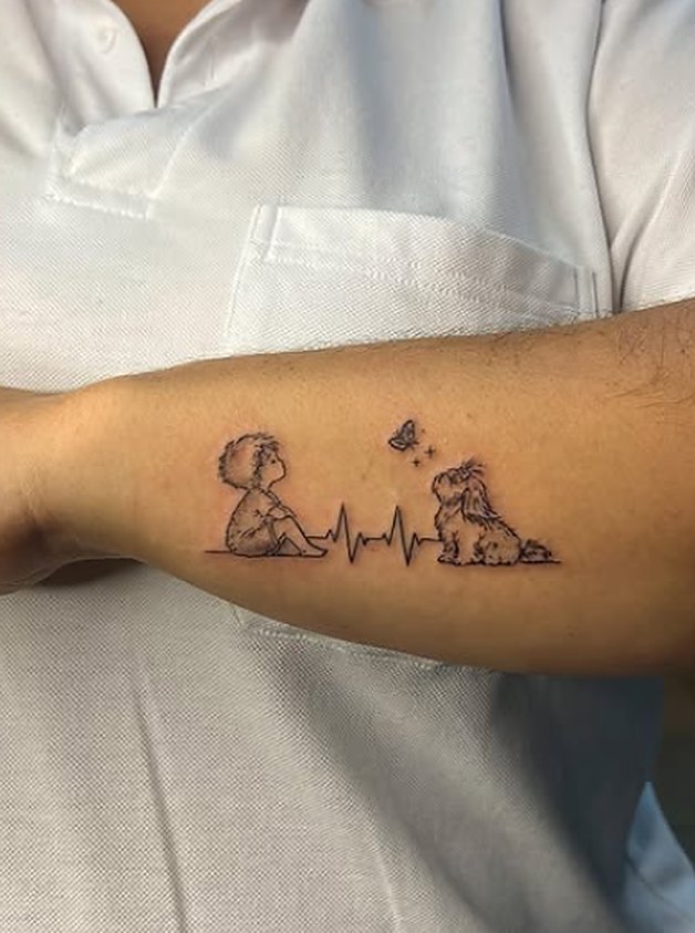 Tatuagem fineline de criança e cachorro unidos por um batimento cardíaco